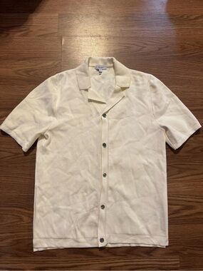 Reiss off-white  textured shirt features a refined Cuban collar and button down